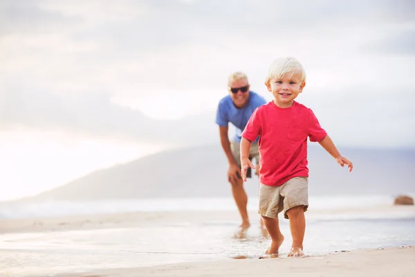 Pai e filho a murmurar na praia — Fotografia de Stock