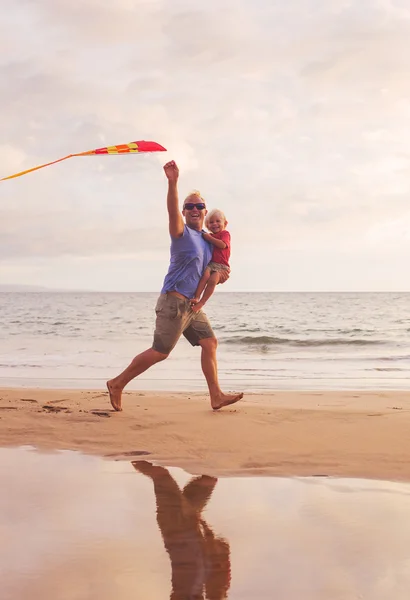 Father and son playing with kite — Stock Photo, Image