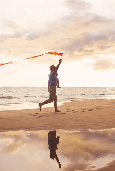 Padre e hijo jugando con cometa — Foto de Stock