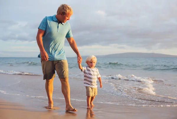Otec a syn wallking na pláži — Stock fotografie