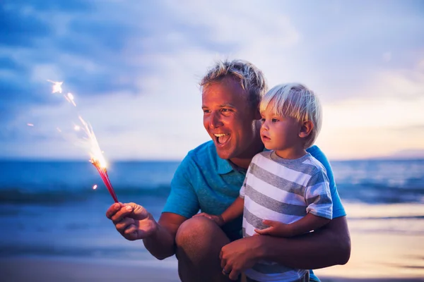 Vader en zoon verlichting vuurwerk — Stockfoto