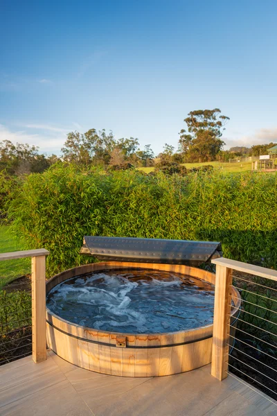 Jacuzzi bañera de hidromasaje —  Fotos de Stock