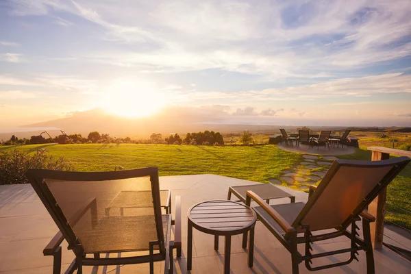 Liegestühle Deck bei Sonnenuntergang — Stockfoto