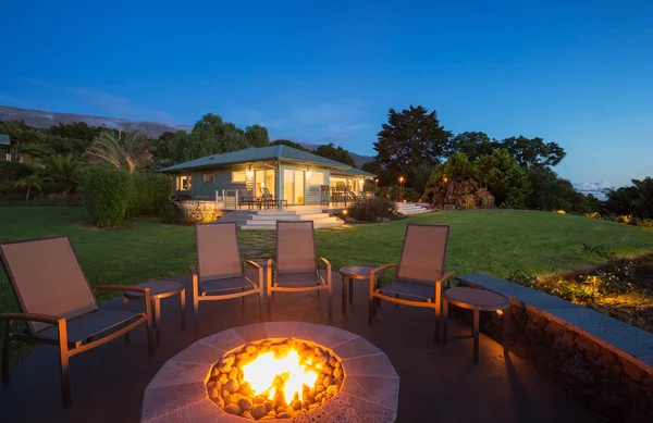 Luxury backyard fire pit — Stock Photo, Image