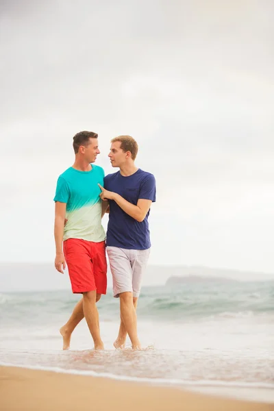 Gay couple on the beach — Stock Photo, Image