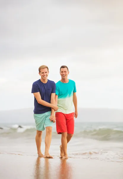 Gay coppia su il spiaggia — Foto Stock