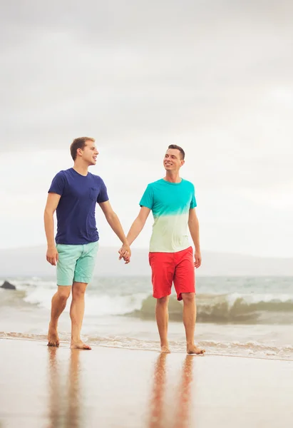 Homosexuální pár na pláži — Stock fotografie