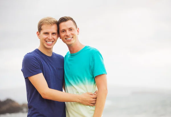 Gay casal no o praia — Fotografia de Stock