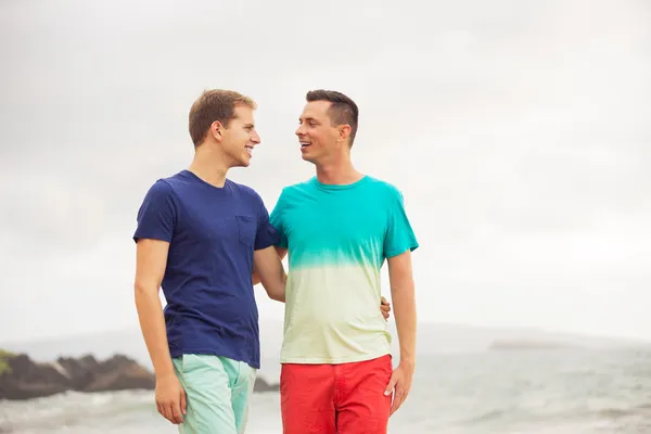 Gay casal no o praia — Fotografia de Stock