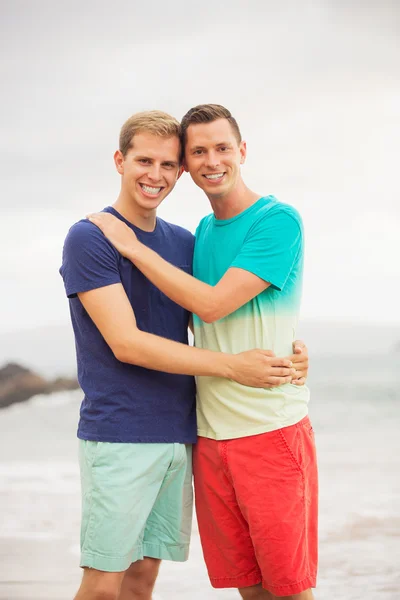 Gay coppia su il spiaggia — Foto Stock