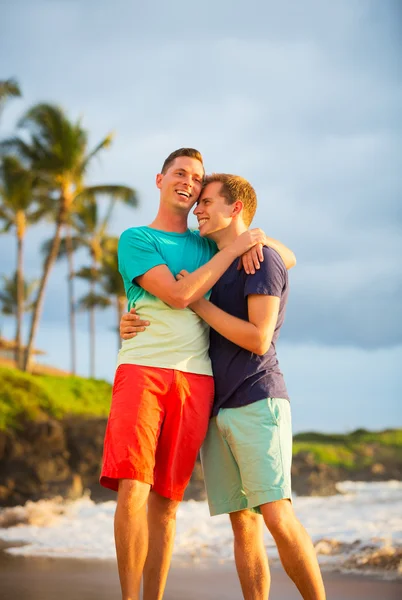 Homo paar op het strand — Stockfoto