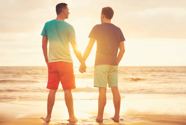 Gay casal assistindo por do sol — Fotografia de Stock