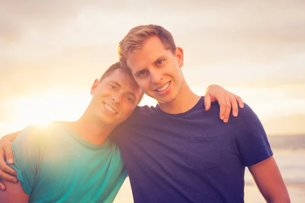 Homosexuell paar auf die strand — Stockfoto