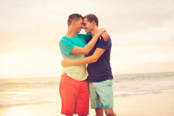 Gay casal no o praia — Fotografia de Stock