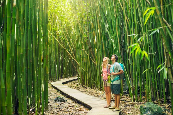 Wandelen door bamboebos (echt) paar — Stockfoto
