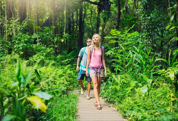 Paar wandelingen — Stockfoto