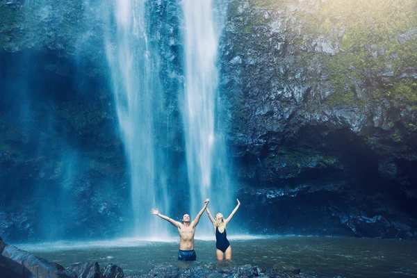 Casal sob cachoeira — Fotografia de Stock