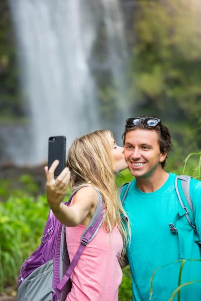 Coppia scattare foto insieme in escursione — Foto Stock