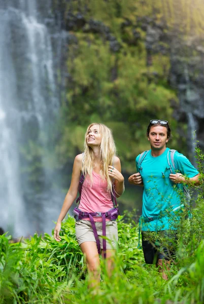 Pareja de senderismo a la cascada — Foto de Stock