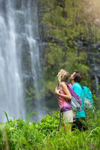 Pareja de senderismo a la cascada — Foto de Stock