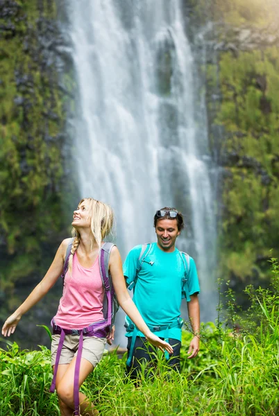 Couple randonnée à la cascade — Photo