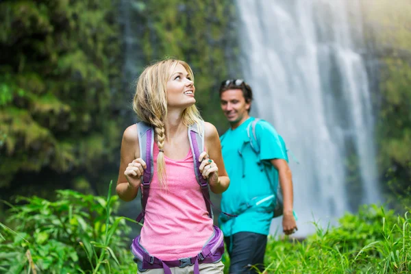 Couple randonnée à la cascade — Photo