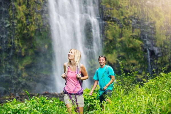 Paar wandert zum Wasserfall — Stockfoto