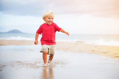Kumsalda genç çocuk
