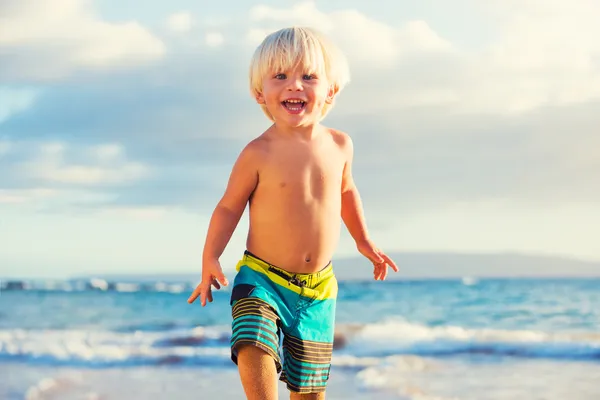 Giovane ragazzo che gioca in spiaggia — Foto Stock