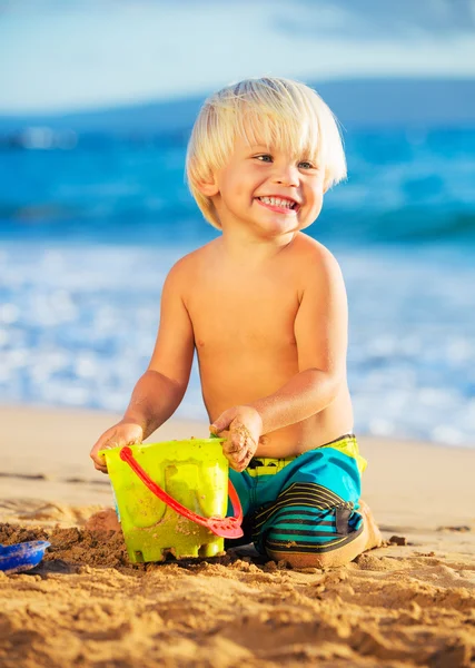 Jonge jongen spelen op het strand — Stockfoto