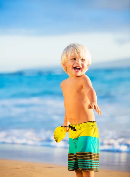 Giovane ragazzo che gioca in spiaggia — Foto Stock