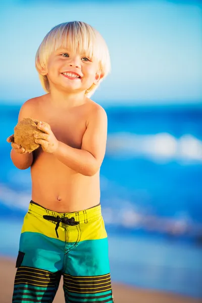 Giovane ragazzo che gioca in spiaggia — Foto Stock