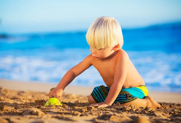 年轻的男孩在海边玩 — 图库照片