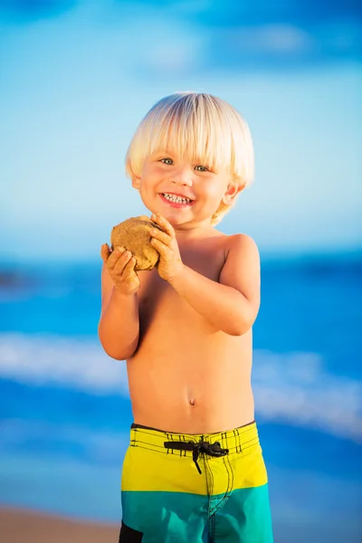 Jeune garçon jouant à la plage — Photo