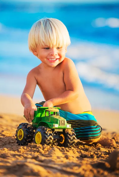 Mladý chlapec hraje na pláži — Stock fotografie