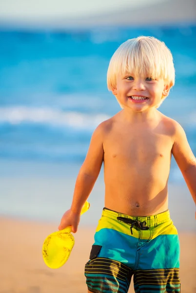 Młody chłopak gra na plaży — Zdjęcie stockowe