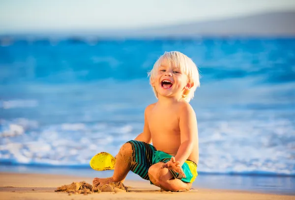 Jonge jongen spelen op het strand — Stockfoto