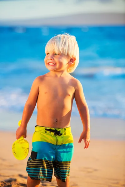 Giovane ragazzo che gioca in spiaggia — Foto Stock