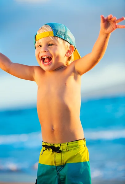 Молодий хлопчик грає на пляжі — стокове фото