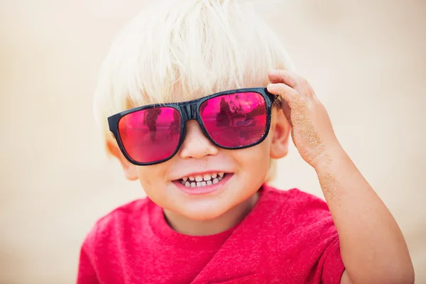 Jonge jongen op het strand — Stockfoto