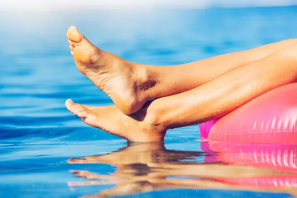 Vrouw ontspannen en zweven in de Oceaan — Stockfoto