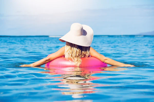 Mujer relajándose y flotando en el océano —  Fotos de Stock