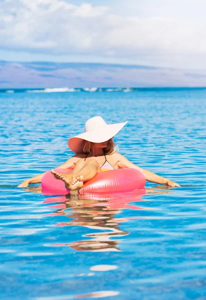 Žena uvolňující a plovoucí v oceánu — Stock fotografie