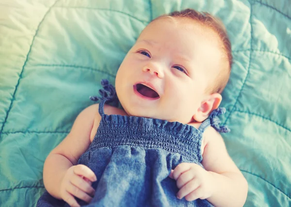 Bebê bonito feliz menina — Fotografia de Stock