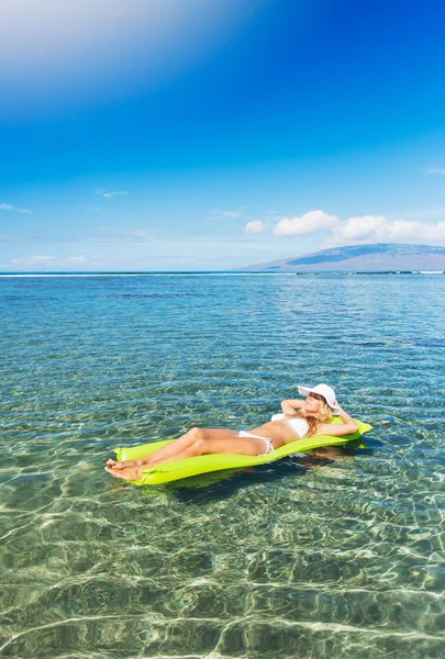 Mulher relaxante e flutuante no oceano — Fotografia de Stock