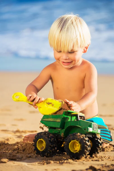 Young boy playing at the beach — Stock Photo, Image