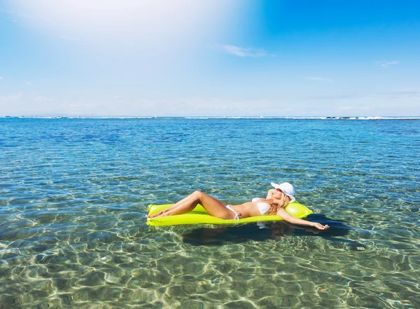 Женщина расслабляется и плавает в океане — стоковое фото