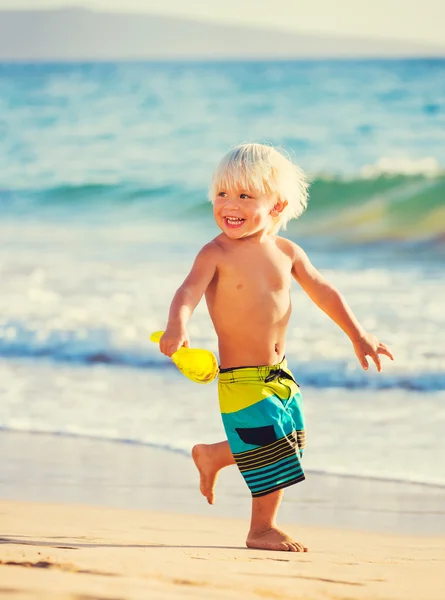 Jeune garçon jouant à la plage — Photo