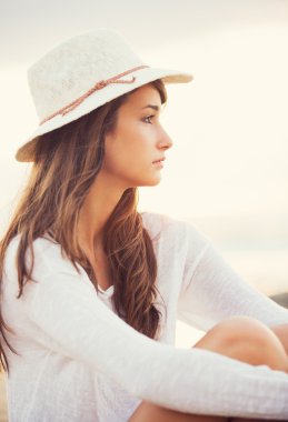 güzel bir genç kadın moda portre