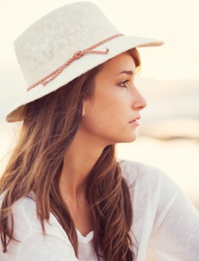 güzel bir genç kadın moda portre